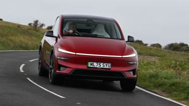 Tesla Model Y в повороте